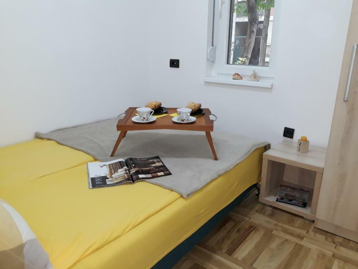 Sweet Yellow Apartment Белград Екстериор снимка